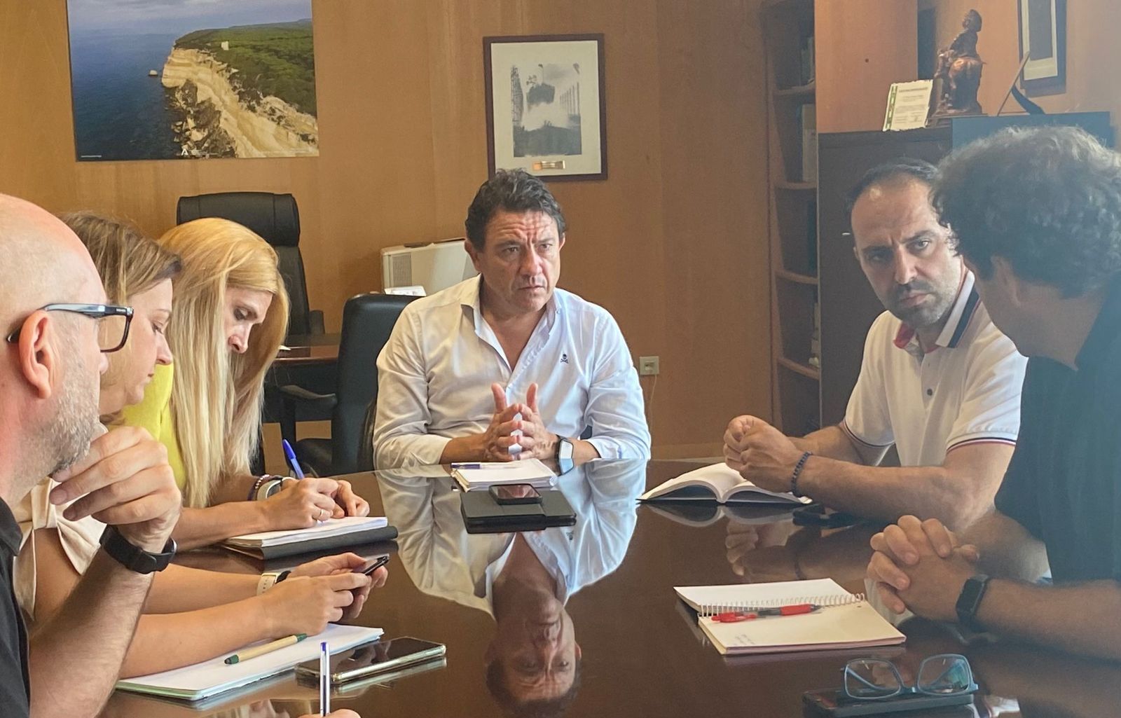 El delegado territorial de Empleo, Daniel Sánchez, recibió al nuevo alcalde de Ubrique, Mario Casillas.