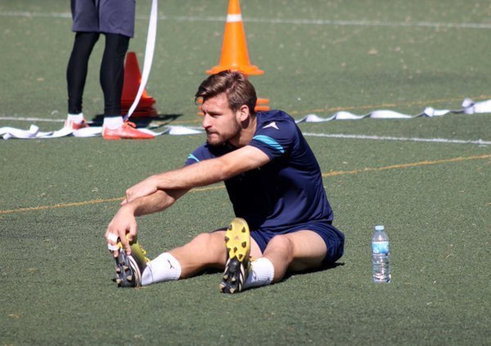 Rafa Navarro realiza estiramientos durante una sesión de trabajo.