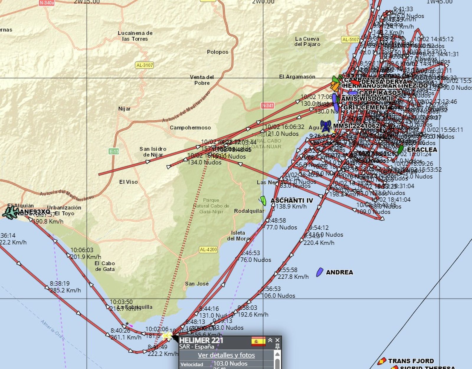 El Helimer 221 ha dado numerosas vueltas a lo largo de la costa para localizar al desaparecido.
