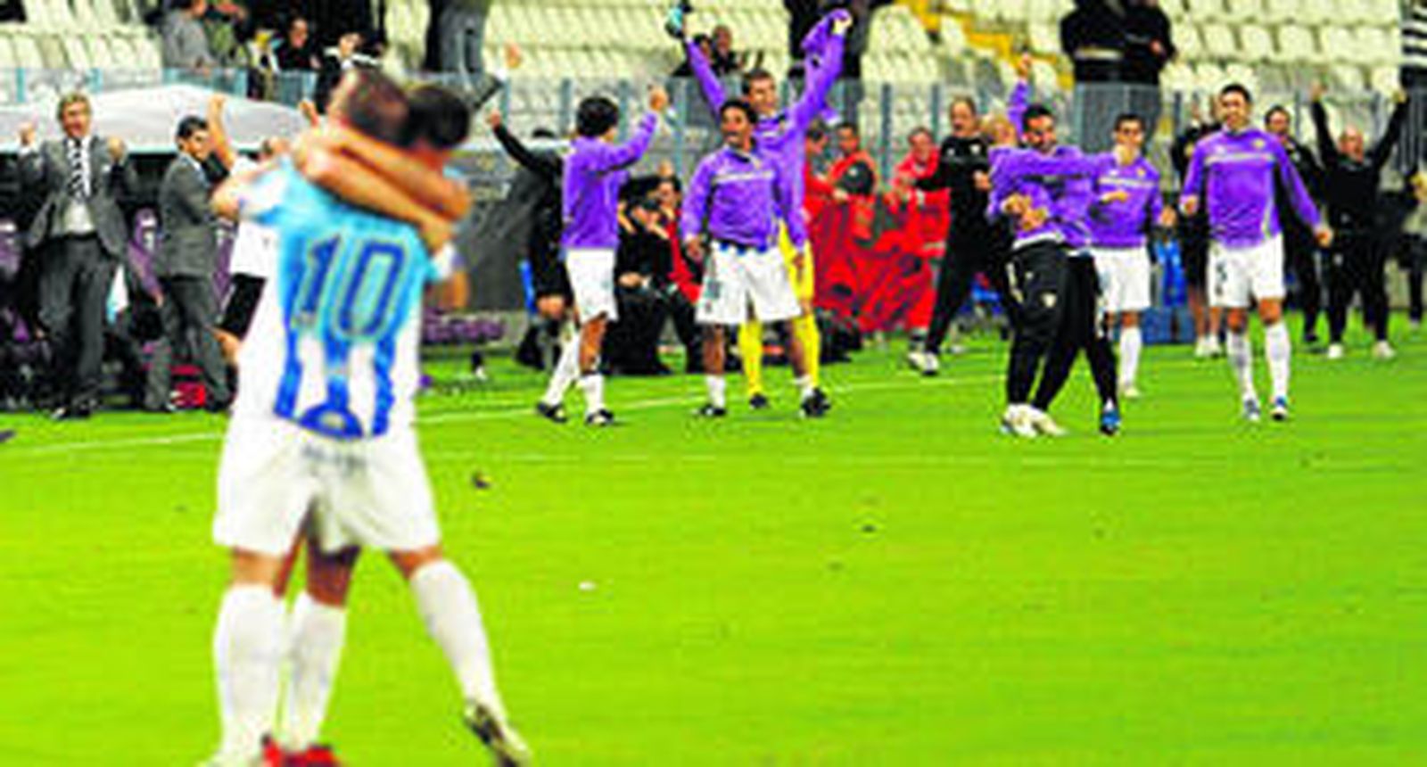 Los jugadores del Málaga celebran el tanto de Sebas Fernández que permitió seguir adelante en la Copa.
