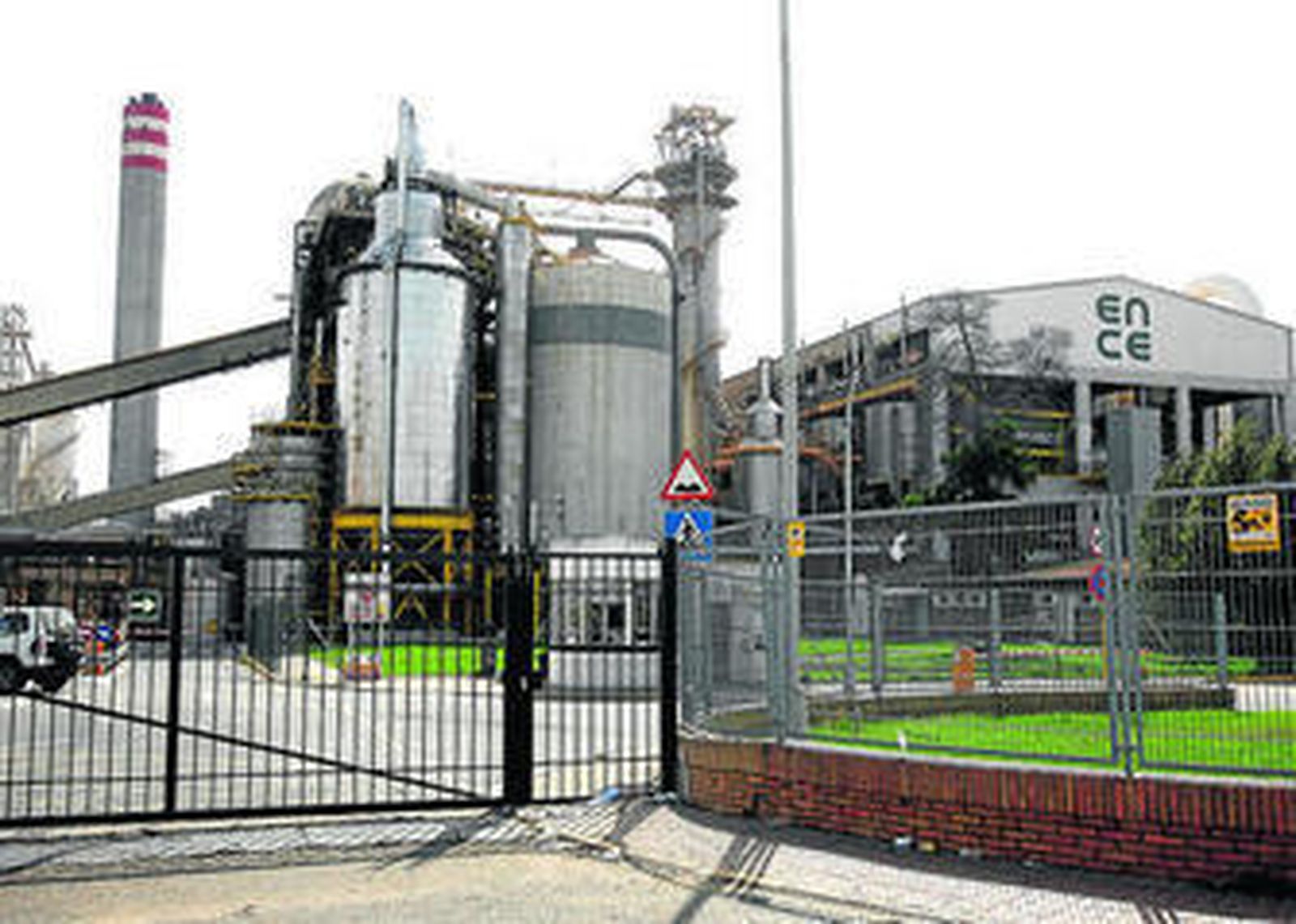 Exterior de la fábrica de Ence, que ayer cesó de forma oficial la producción de pasta de celulosa.