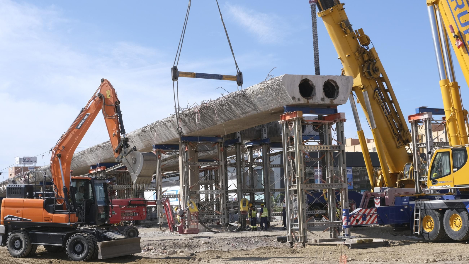 El Puente de la Avenida del Mediterráneo en su última fase de desmantelamiento, en imágenes