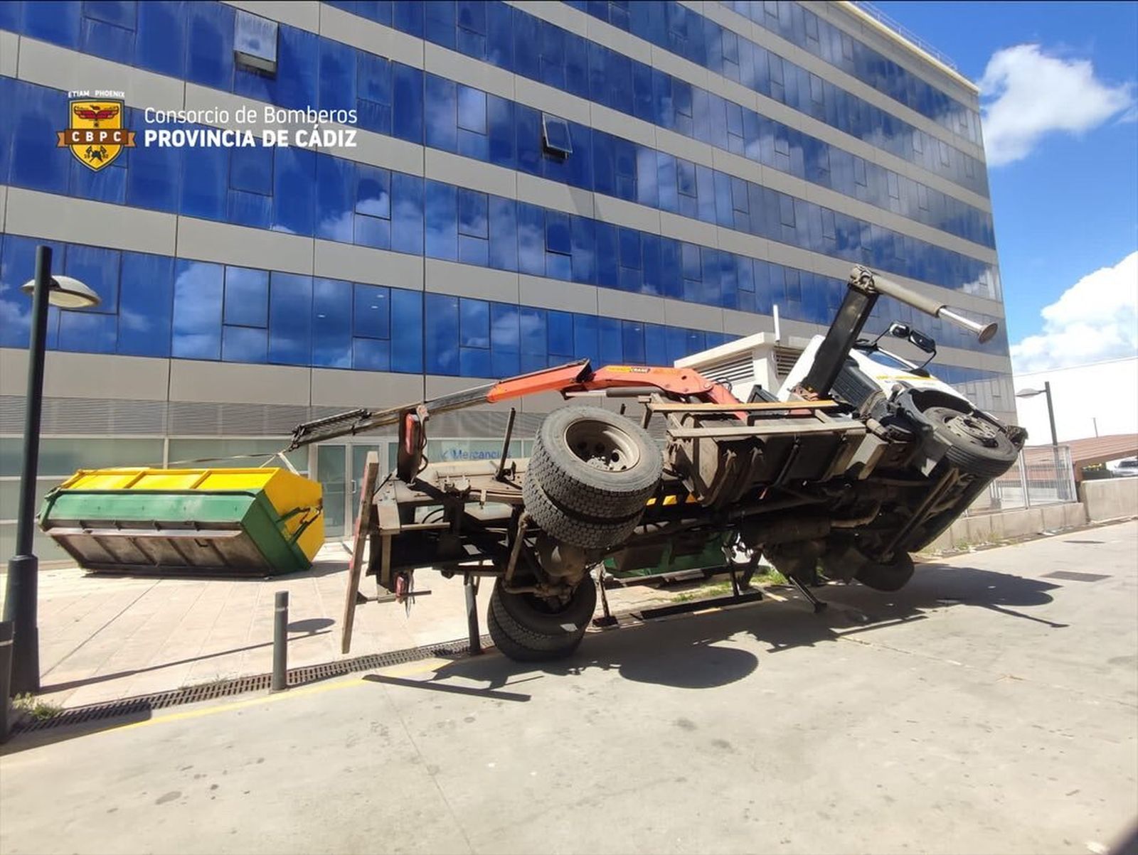 El camión-grúa volcado.