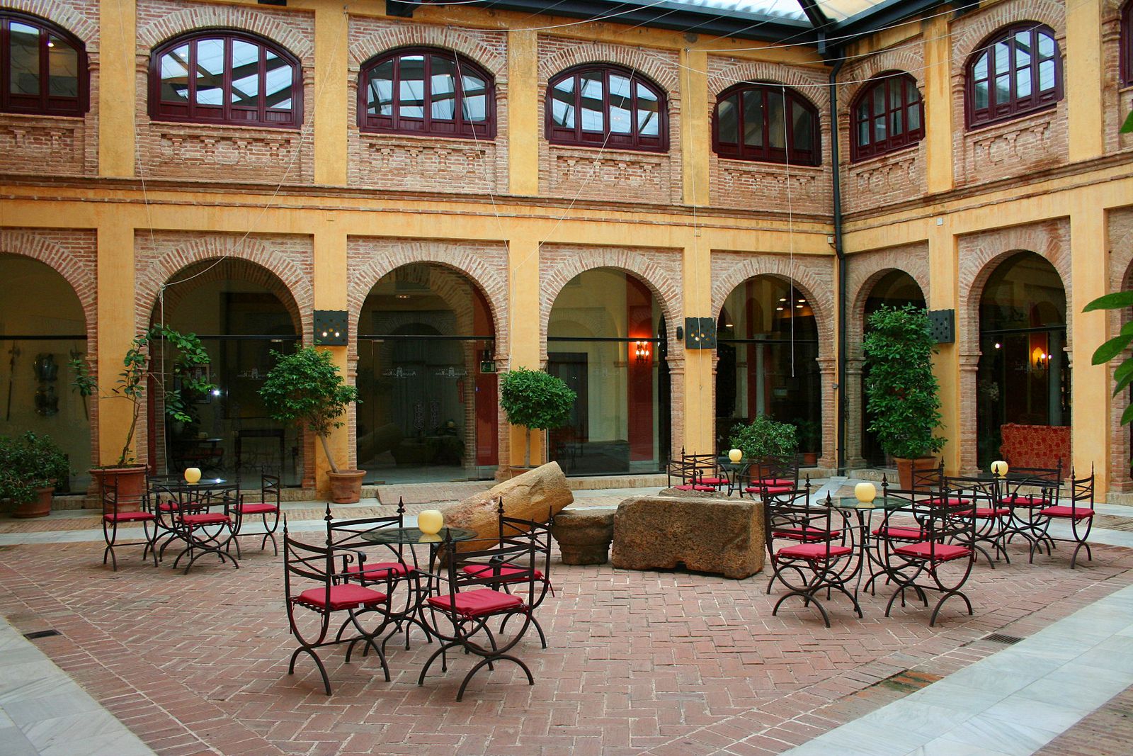 Patio del hotel Alcázar de la Reina en Carmona