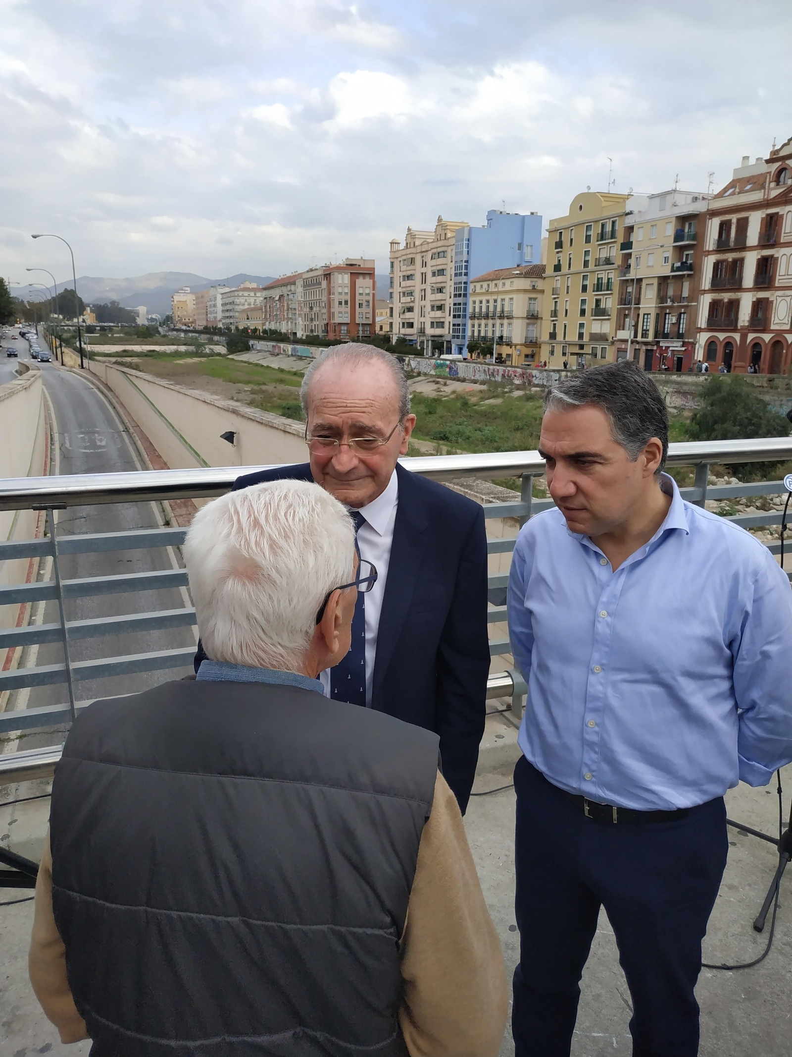 De la Torre y Bendodo dialogan con un vecino de la zona.