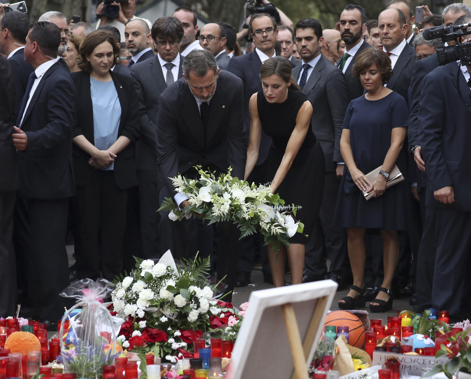 Los Reyes, en La Rambla de Barcelona, en un homenaje a las víctimas del 17-A dos días después.