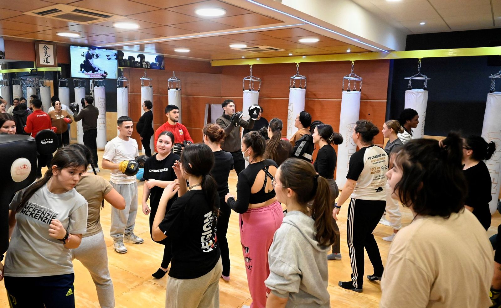 La masterclass de boxeo de Rafa Lozano Jr a medio centenar de mujeres de Córdoba, en imágenes