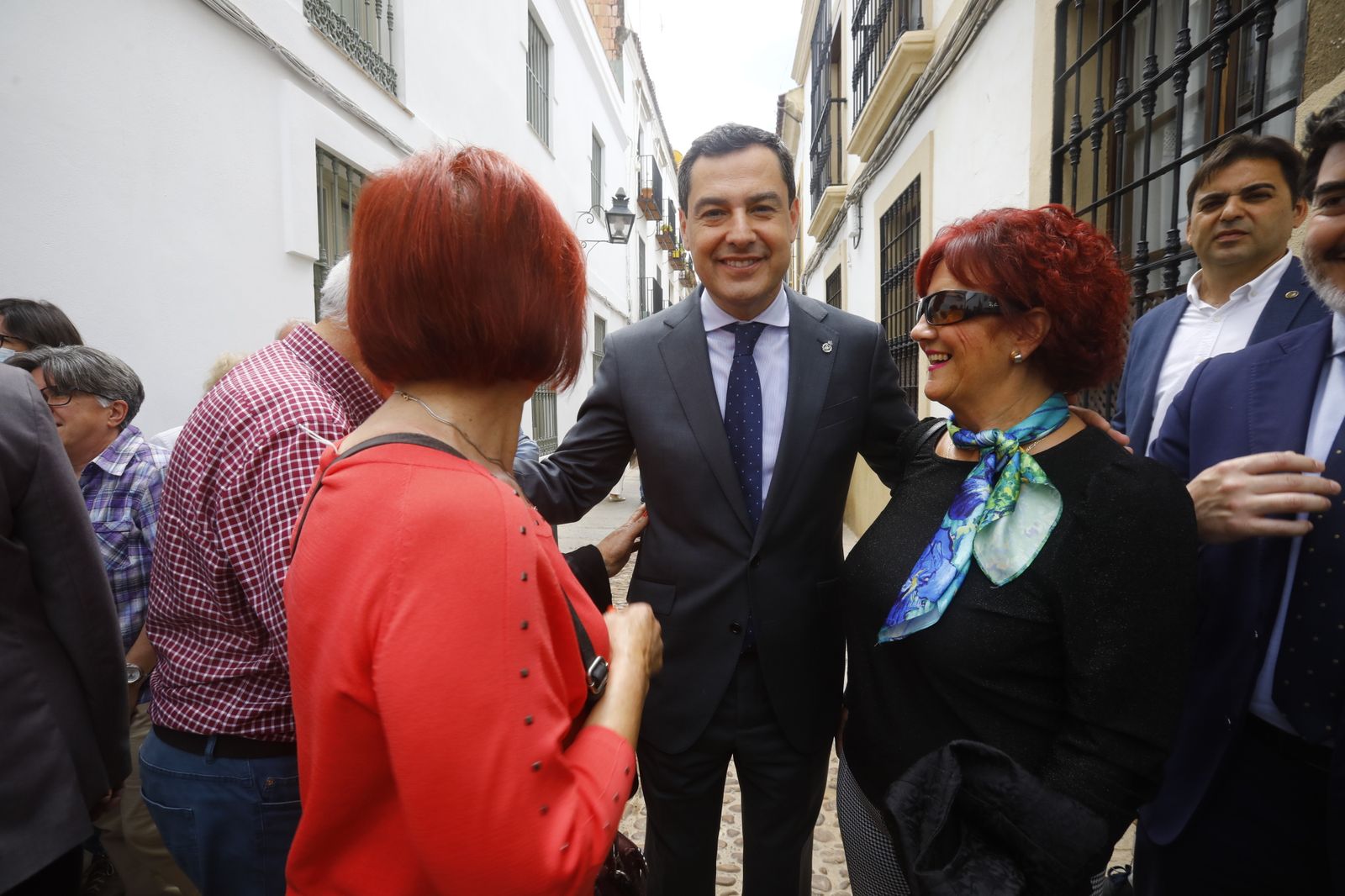 La visita de Juanma Moreno a los Patios de Córdoba, en imágenes.