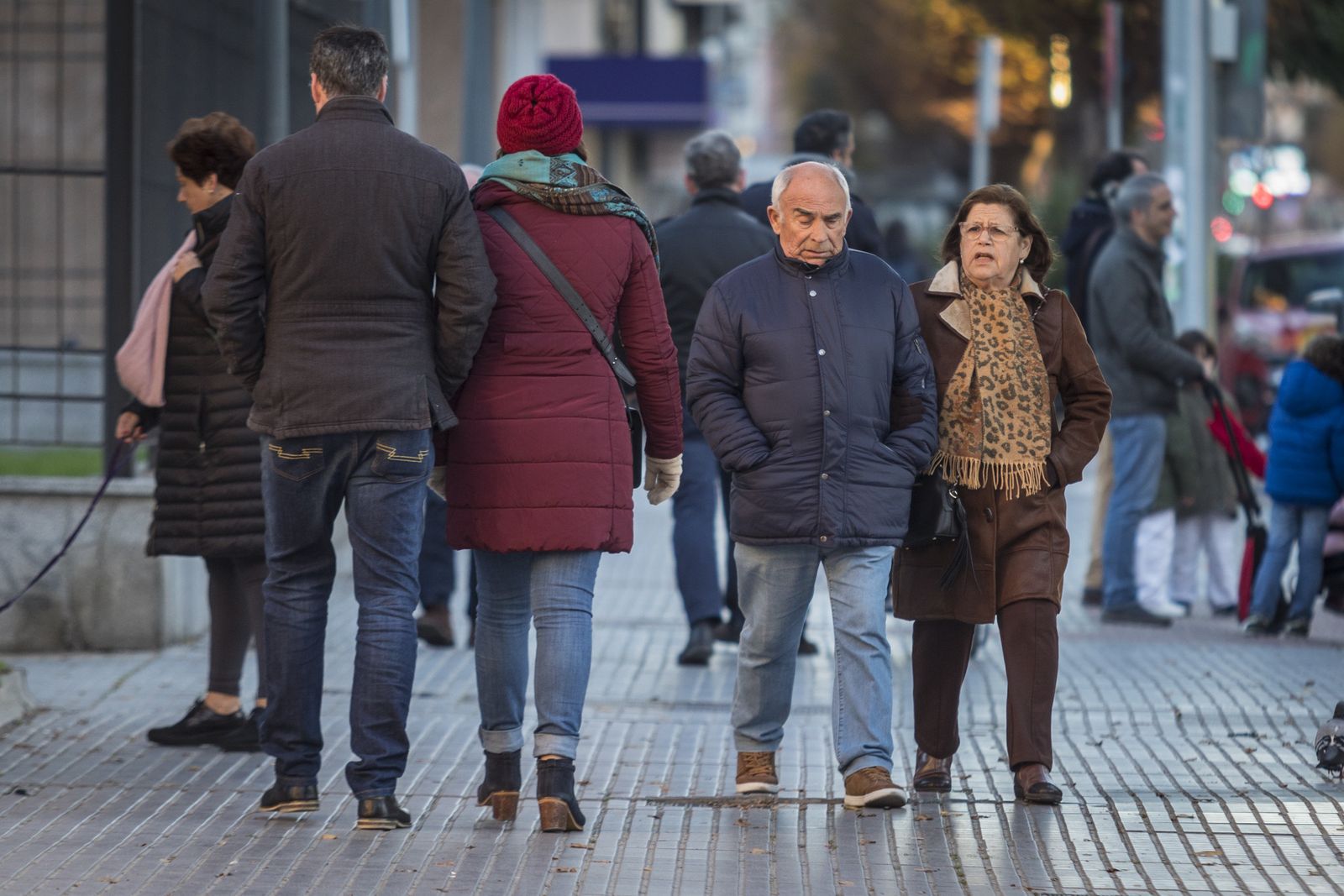 Gaditanos, muy abrigados por las calles de la ciudad.