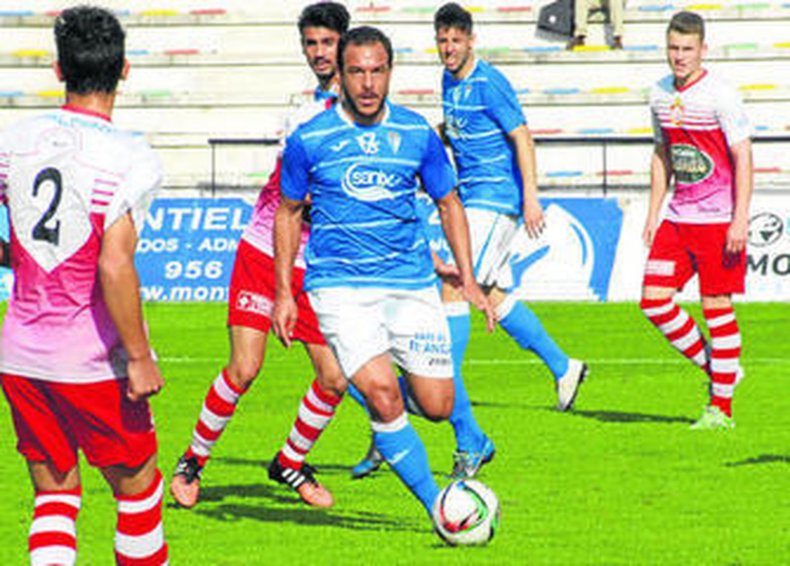 Jorge Herrero controla un balón en el partido del domingo ante el Utrera el que significó el 101 como azulino.