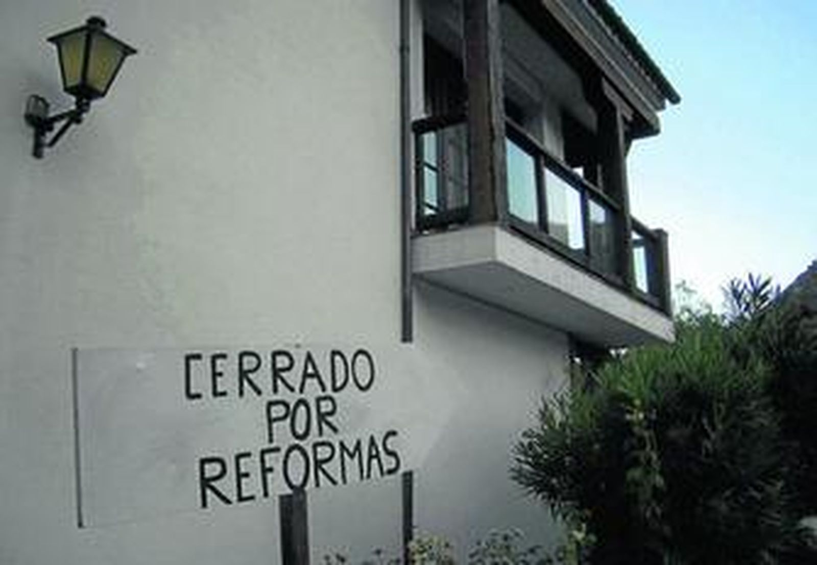 Vista del edificio principal de la Villa Turística de Grazalema, cerrado por reformas.