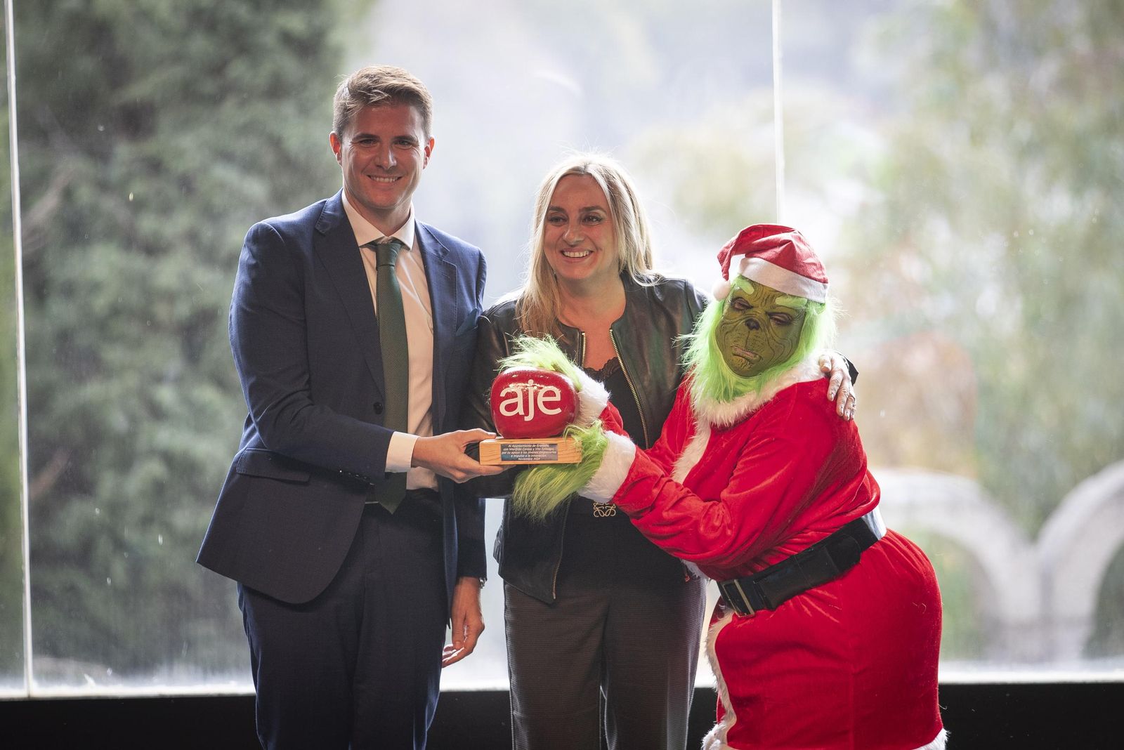 La alcaldesa Marifrán Carazo y el presidente de AJE Granada, Carlos Álvarez.