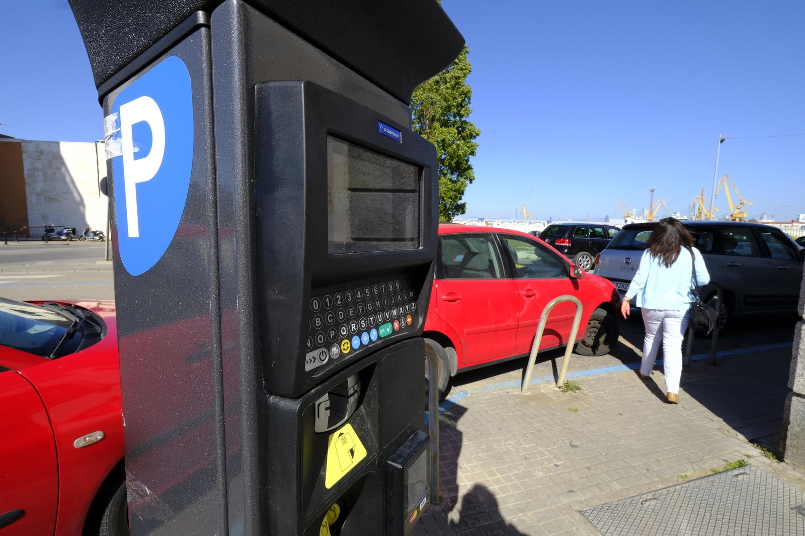 Un parquímetro, en una zona de aparcamiento regulado.