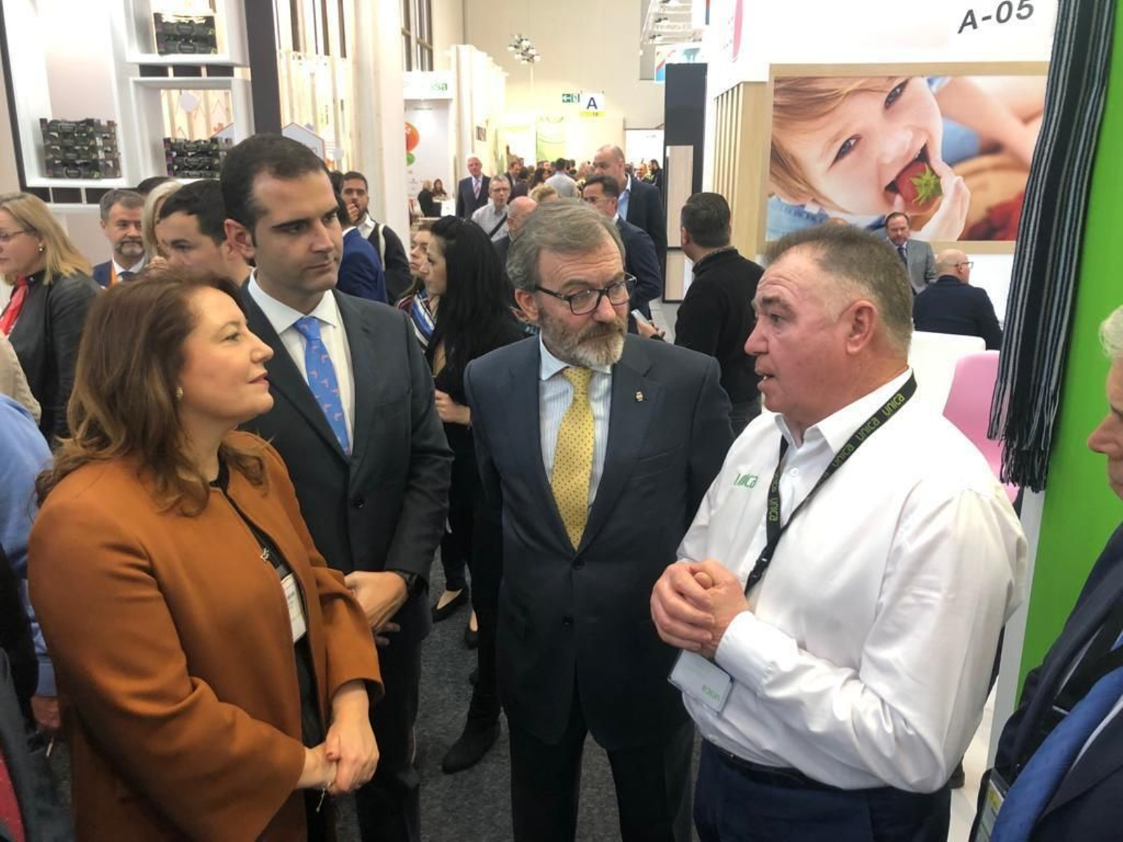 José Martínez Portero recibió en el estand de Unica Group a la consejera de Agricultura, acompañada del alcalde de Almería y el embajador de España en Berlín.