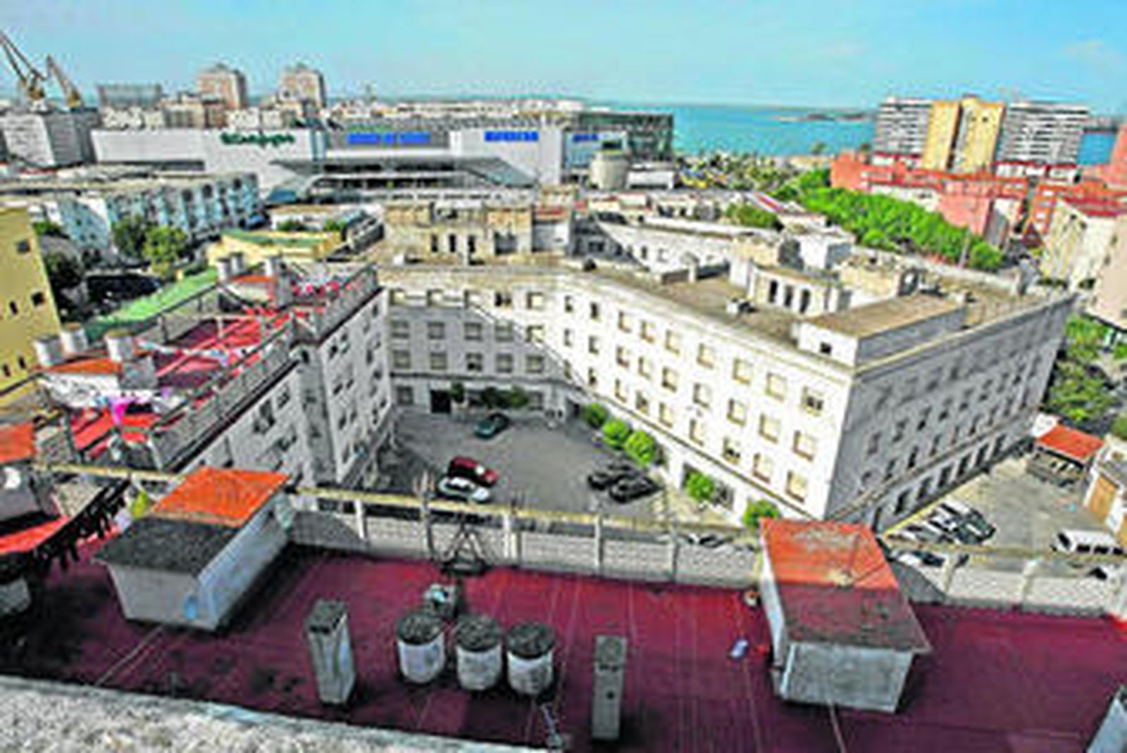 Imagen de la antigua casa-cuartel de la Guardia Civil, cuyo derribo permitirá terminar la nueva avenida transversal.