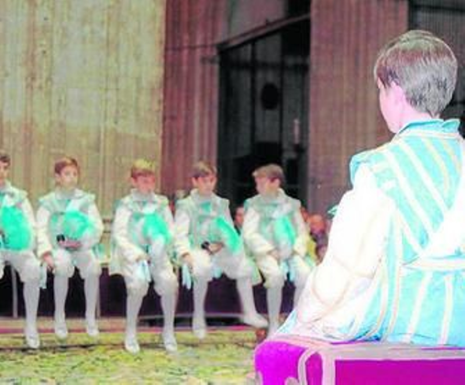 El celeste es el color que lucen los Seises en la Inmaculada.