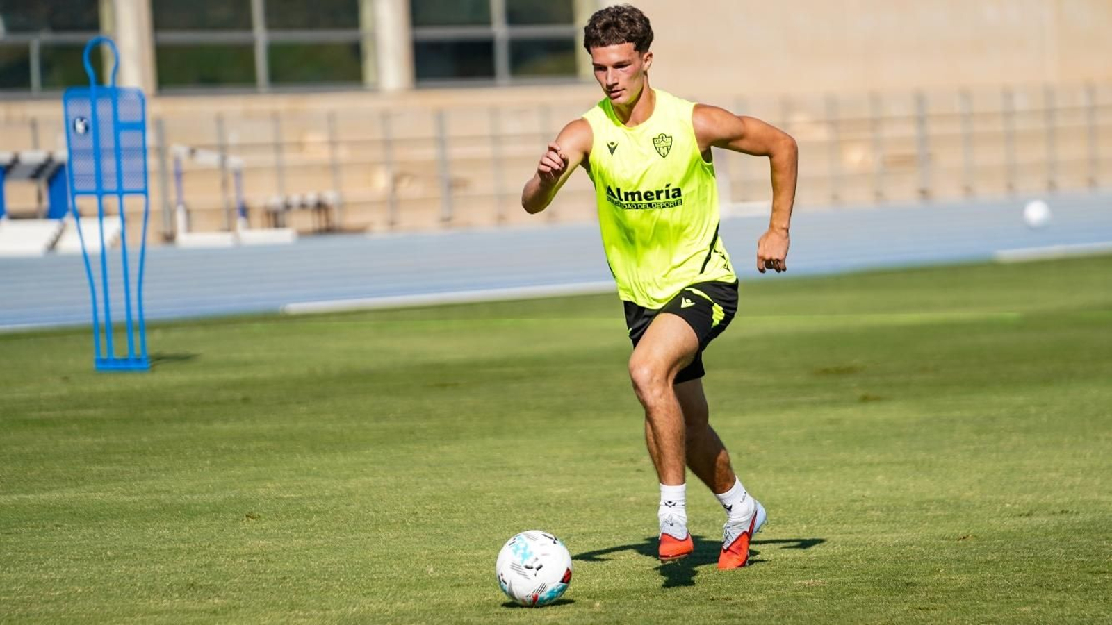 Stefan Dzodic completa uno de los ejercicios en el entrenamiento de este jueves.
