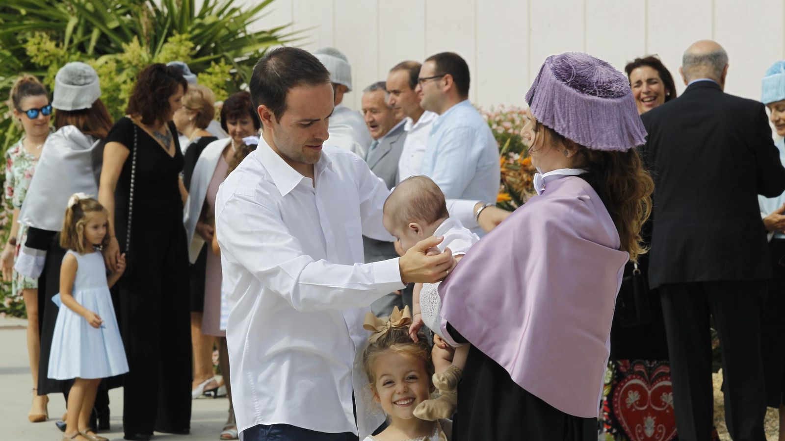 Recién doctorada de la UAL recibe la felicitación de su familia.