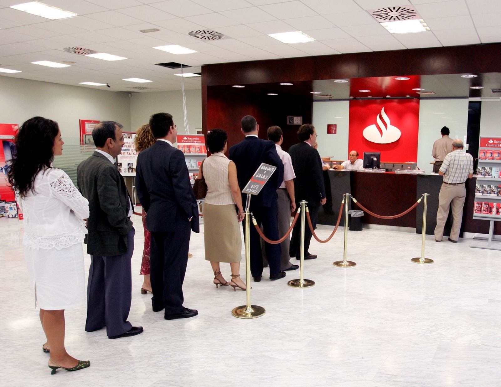 Usuarios de una oficina del Banco Santander en Madrid