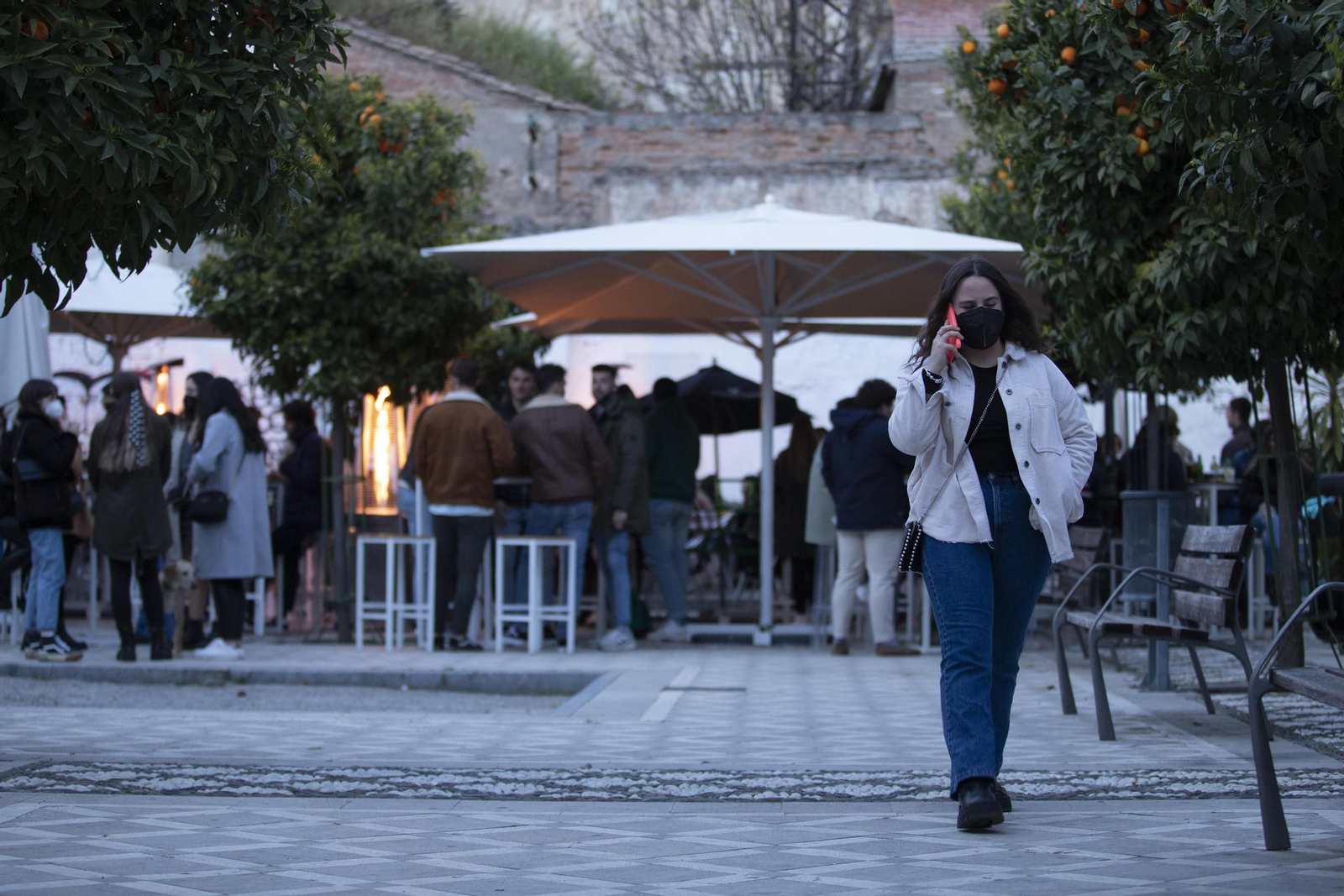 Fotos: los bares y comercios de Granada vuelven a abrir hasta la noche