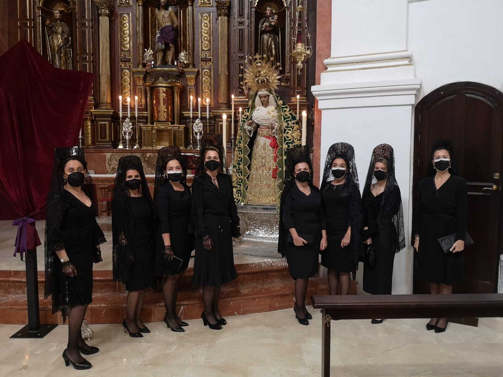 La iniciativa de ocho mujeres de mantilla en la Semana Santa de Málaga para reivindicar sus raíces