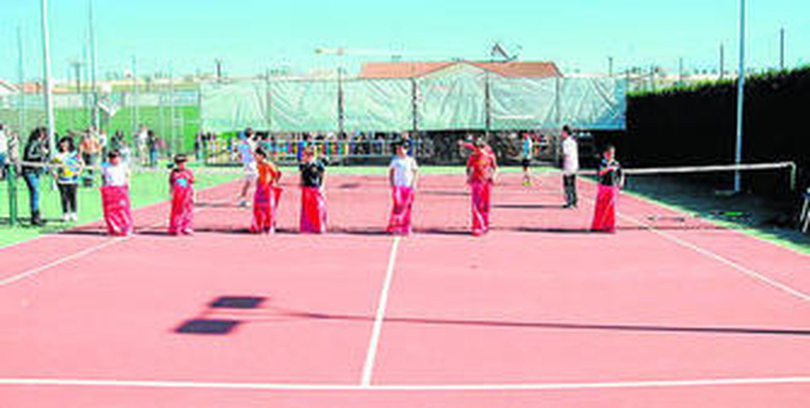 De arriba abajo, niños actúan en la función de Navidad, actividades polideportivas en la pista de tenis y fiesta en la terraza.