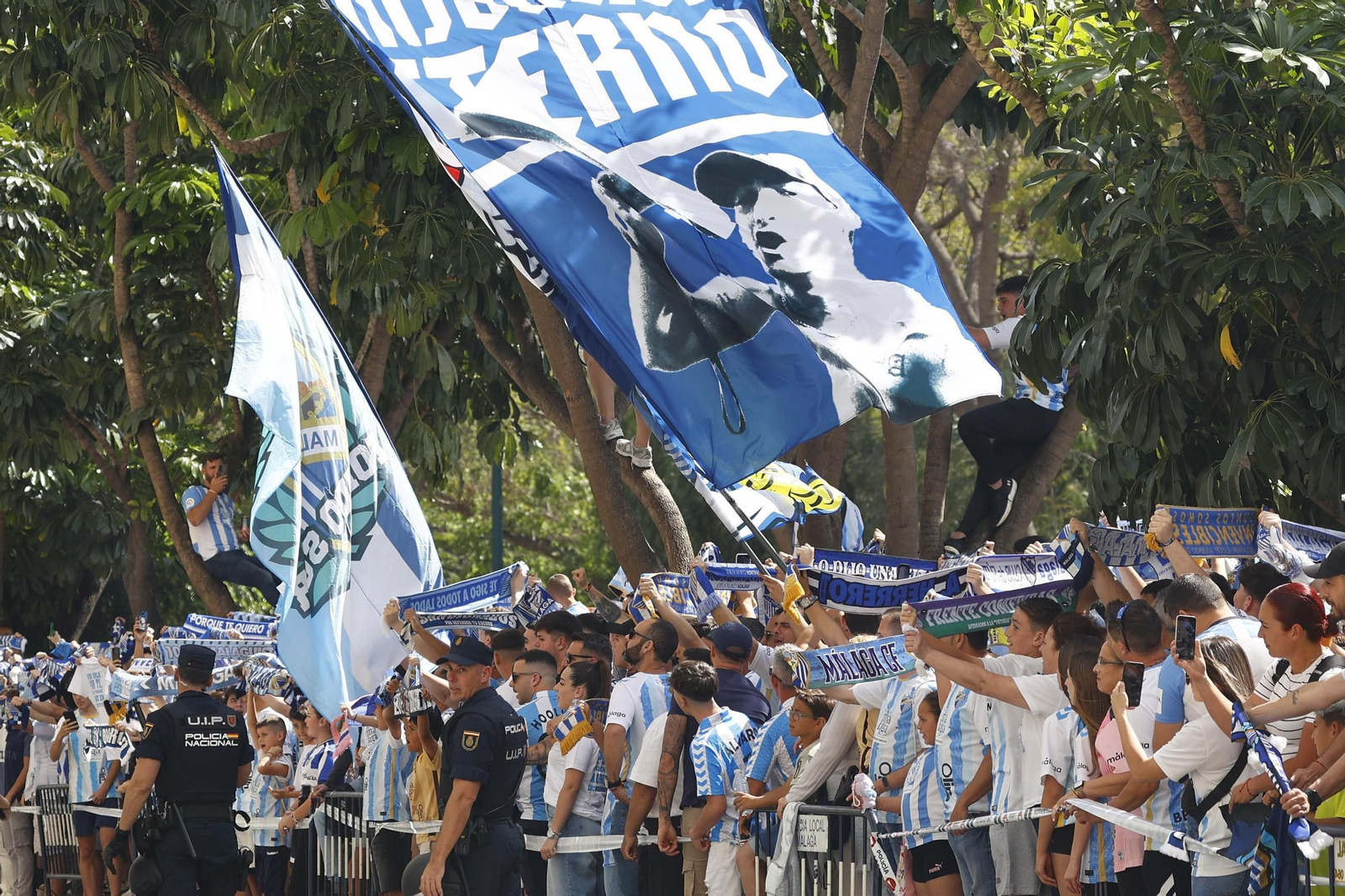 Búscate en las fotos del tremendo recibimiento previo al Málaga CF-Granada