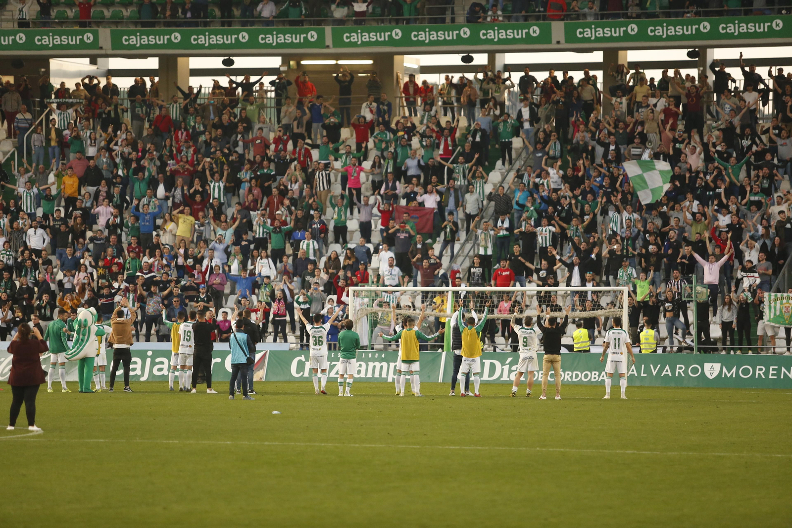 Los futbolistas del Córdoba CF, en plena comunión con la afición tras un partido en El Arcángel.