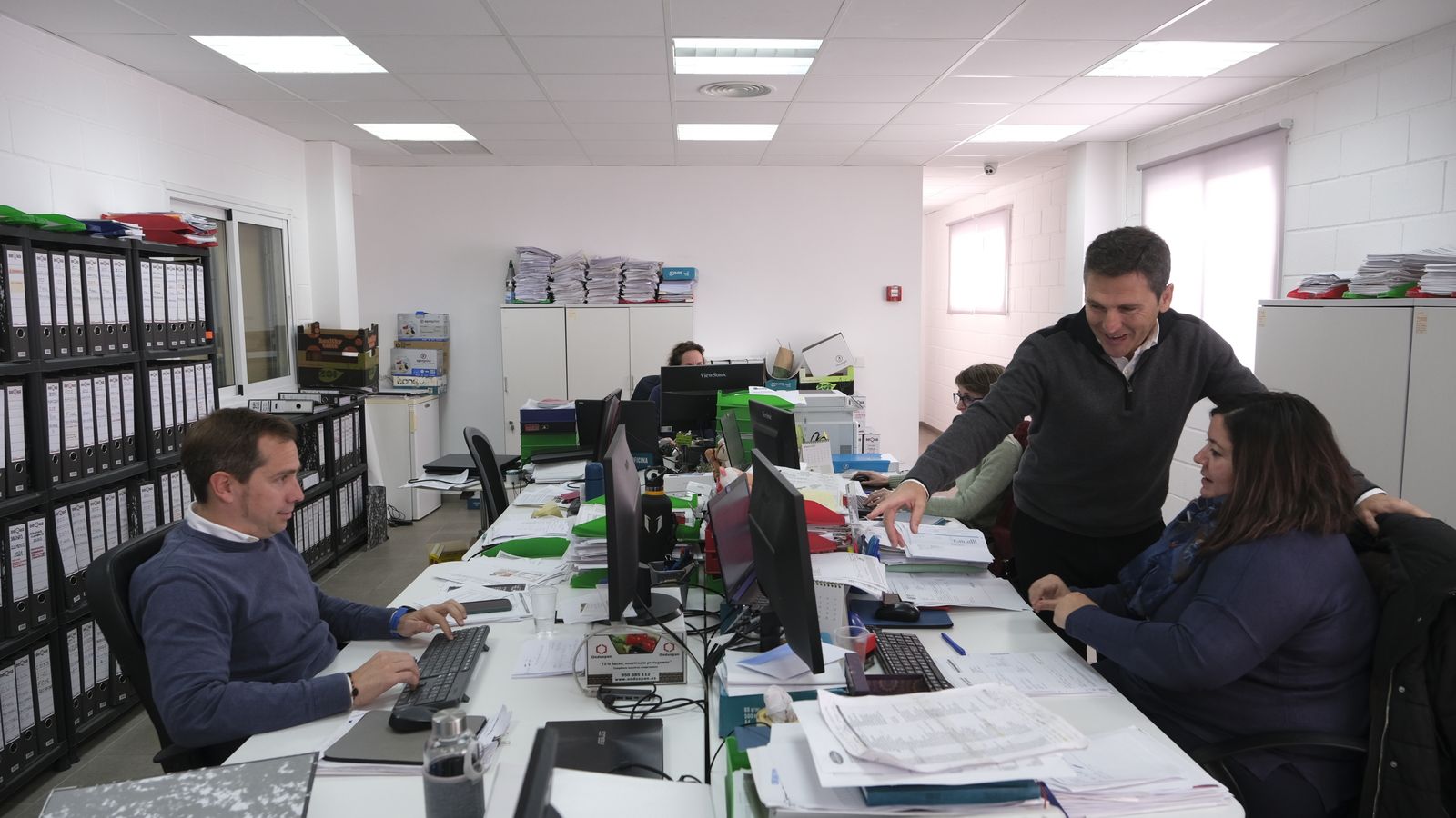 Paco Salinas conversa con parte de su equipo en las oficinas.