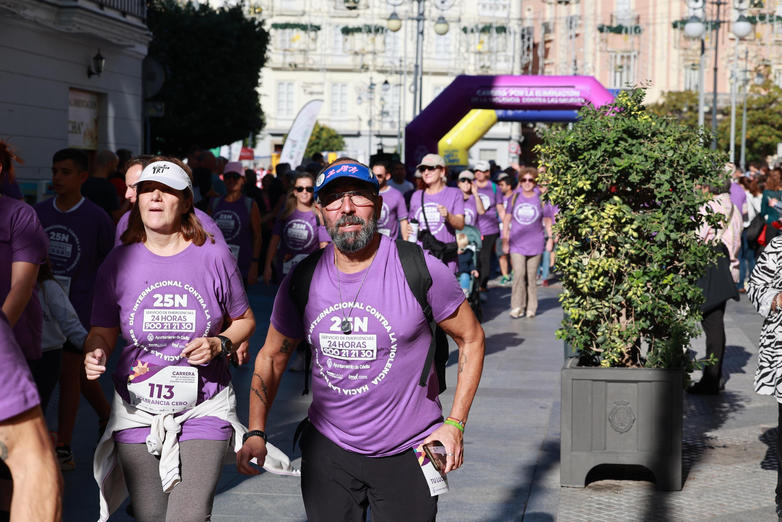 Todas las imágenes de la carrera contra la violencia de género en Cádiz