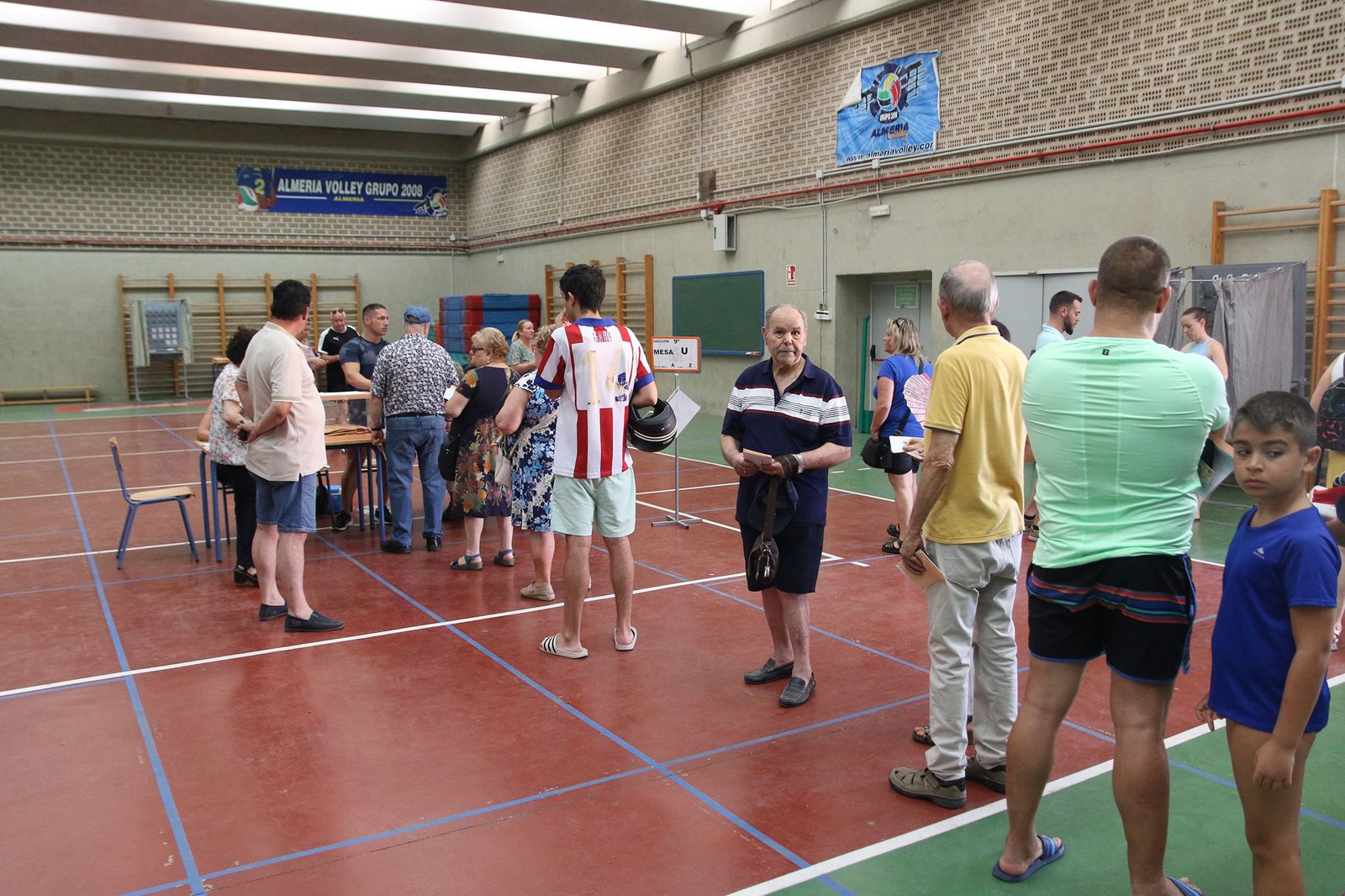 Almería hace cola para votar en las elecciones generales del 23J