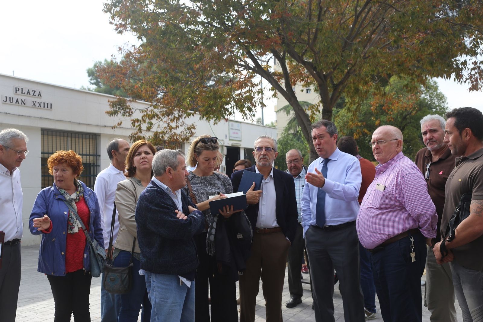 El alcalde durante su visita a la barriada Juan XXIII en Amate.