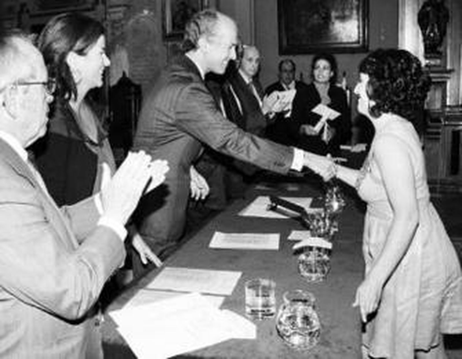 1. Una imagen de familia de todos los premiados en el acto de ayer, junto a los responsables de la Fundación Focus-Abengoa y el alcalde de Sevilla, en la Iglesia de los Venerables. 2. Felipe Benjumea, presidente de Abengoa, felicita a Ruth Morán, ganadora del premio de pintura. 3. Alfredo Sánchez Monteseirín entrega su galardón a a Cecilia Cañas Palop,premiada por la mejor tesis doctoral sobre un tema sevillanor. 4. Juan Antonio Carrillo Salcedo, vicepresidente de la Fundación Focus Abengoa, saluda a Gerardo Fernández Martí, uno de los galardonados en el área de Diplomatura o Escuela Universitaria.