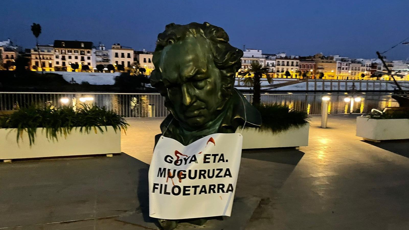 "Goya ETA", reza en otra de las réplica de los Goya colocada en el Paseo Marqués de Contadero.