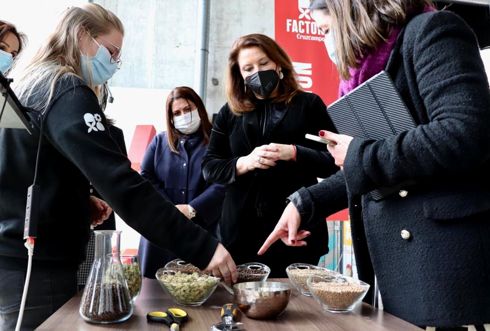 Visita de la consejera Carmen Crespo a las instalaciones de Heiken en Sevilla.