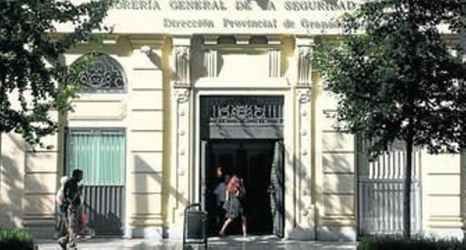 Fachada de la sede de la Tesorería de la Seguridad Social en Granada. Fachada de la sede de la Tesorería de la Seguridad Social en Granada.