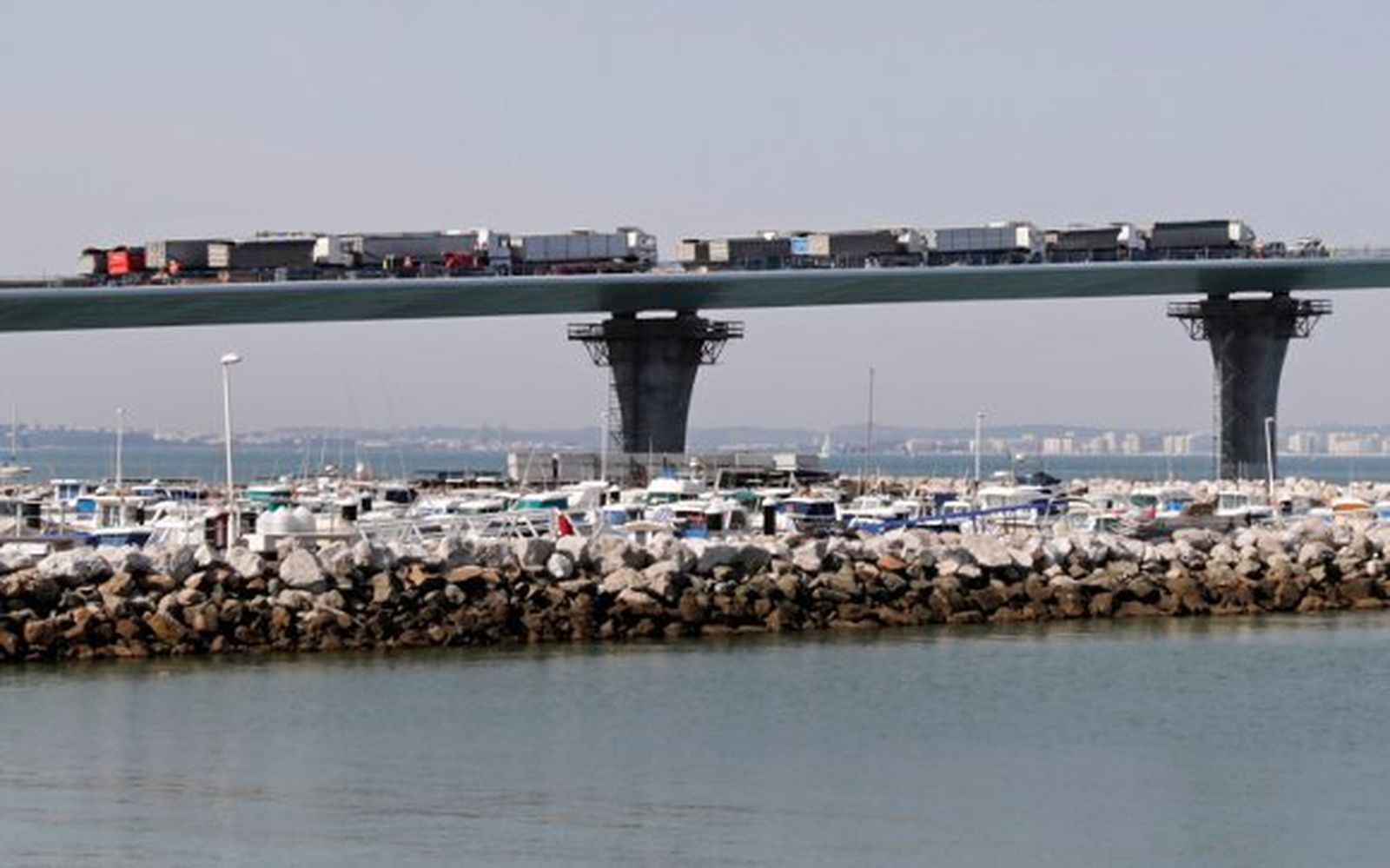 Prueba de carga en el nuevo puente de acceso a Cádiz