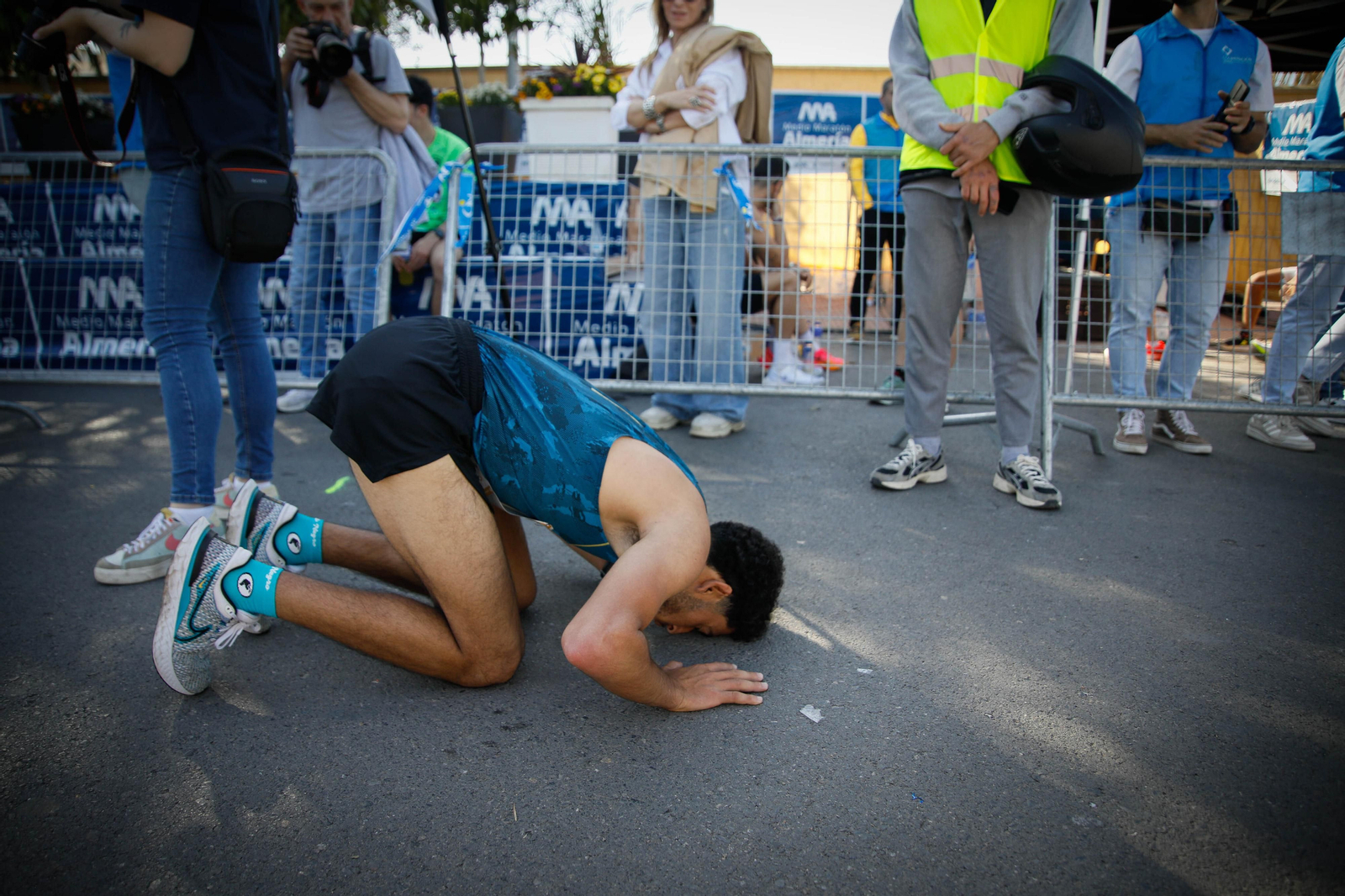 Imágenes de la llegada de la Media maratón Ciudad de Almería