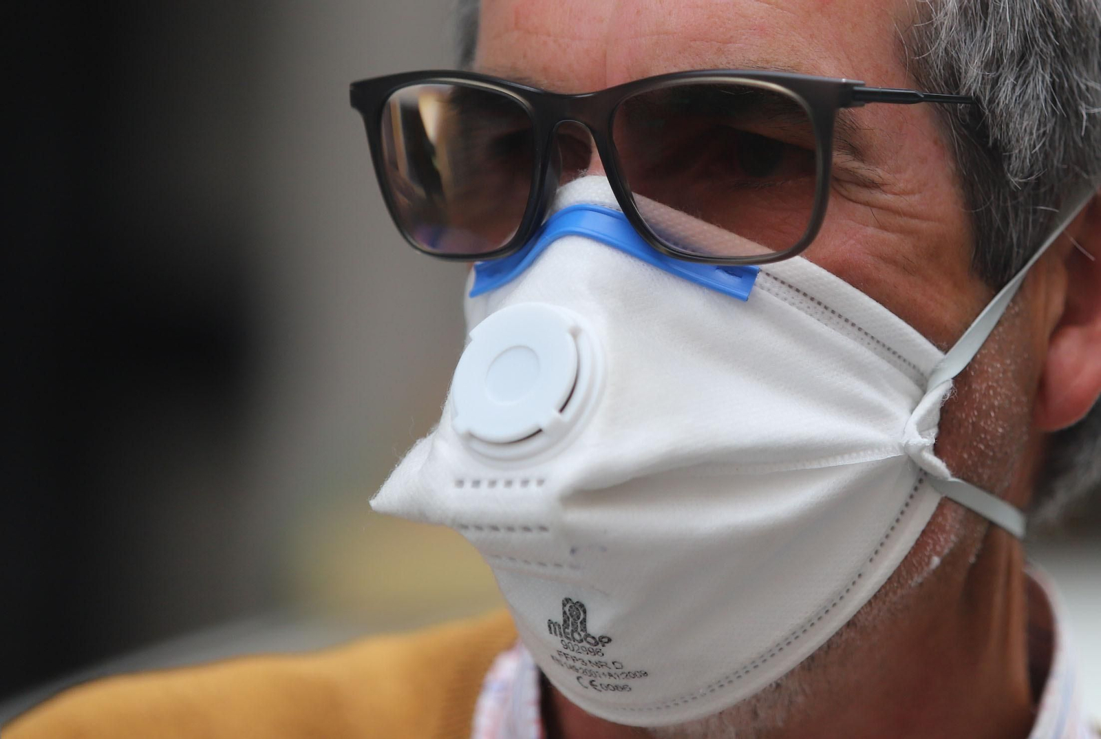 Un hombre con mascarilla con filtro, al principio de la pandemia.
