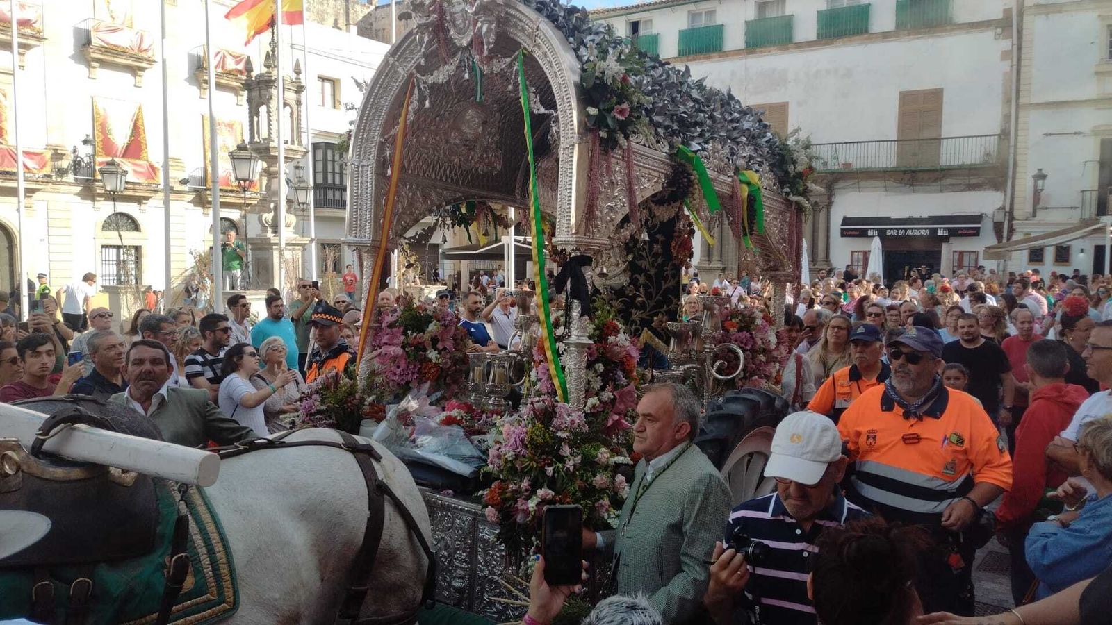 Una imagen del Simpecado, esta tarde  en la plaza de España.