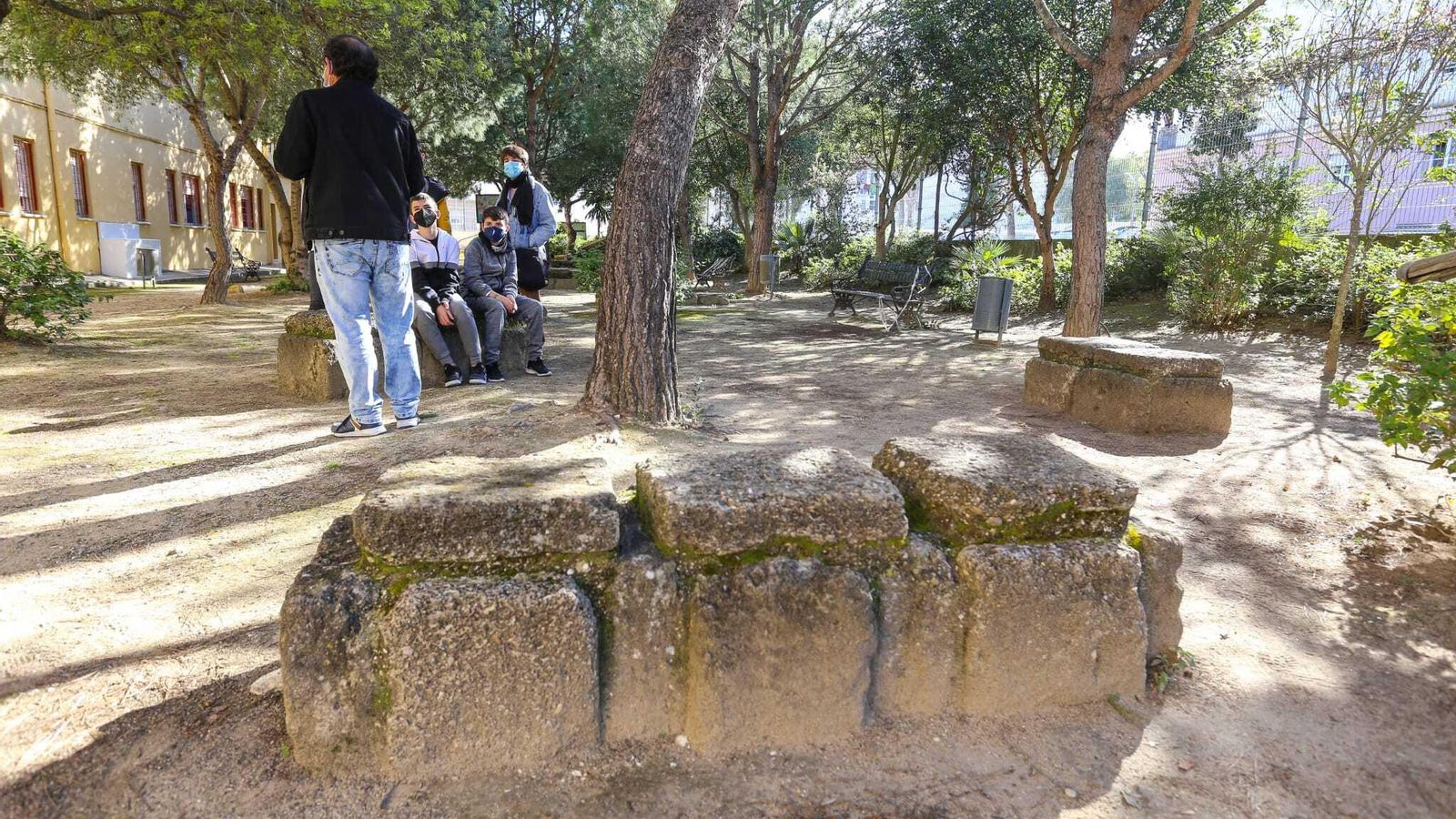 Una de las tumbas del jardín arqueológico, en primer plano.