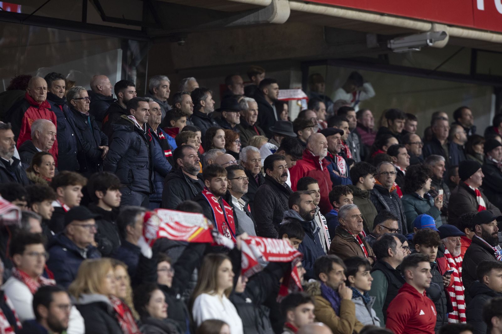 Encuéntrate en la grada de Los Cármenes en el Granada - Athletic Club