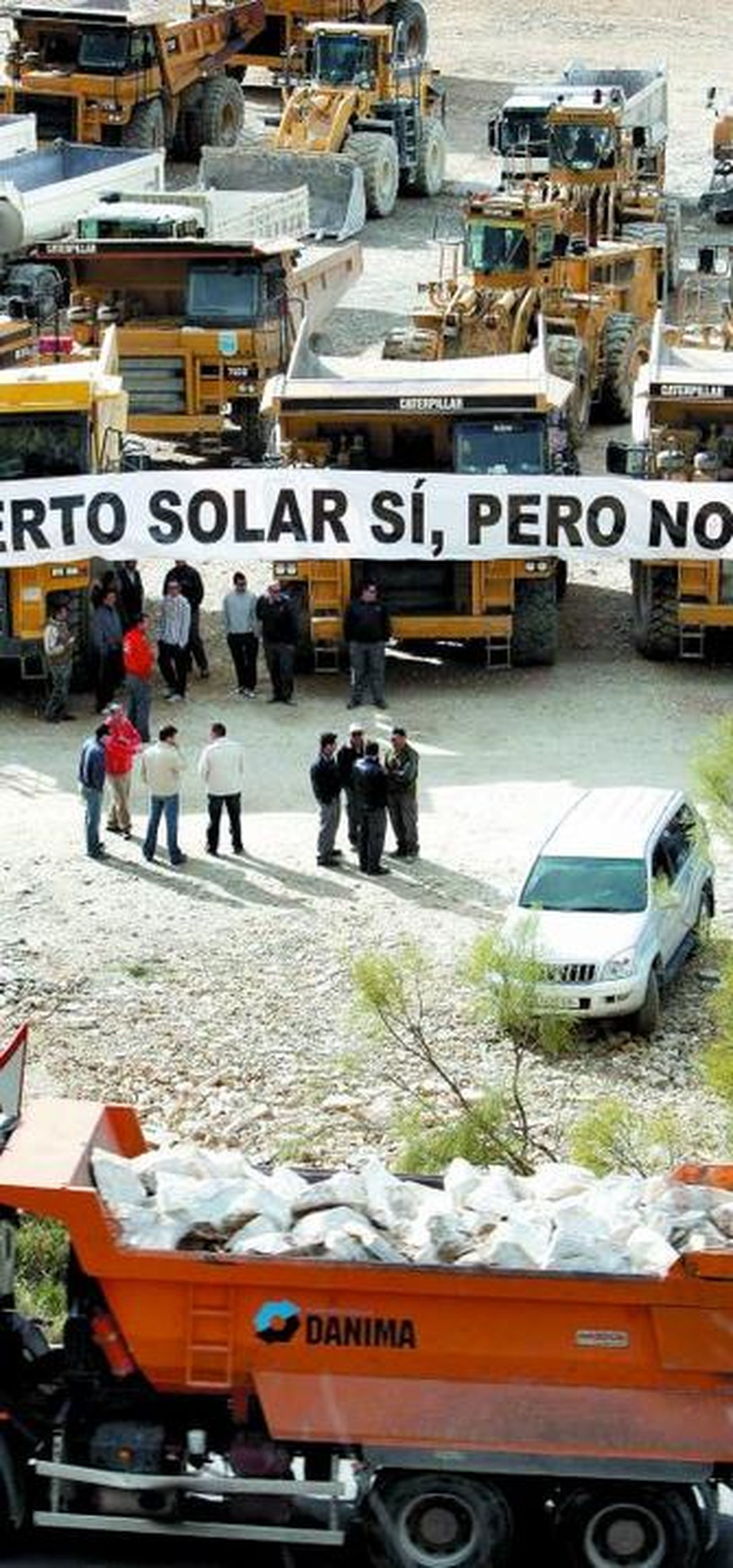 Decenas de máquinas se concentraron en los terrenos de la escombrera 'El Pozo'.