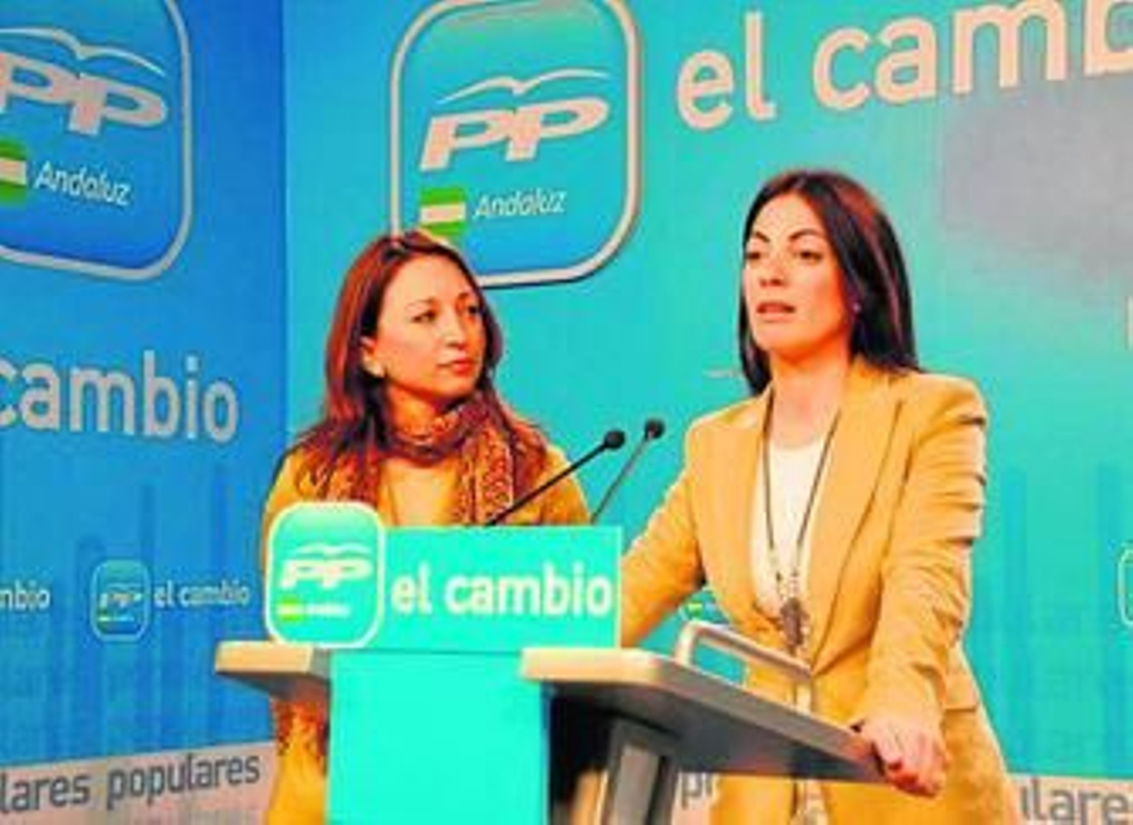 La portavoz popular regional, Rosario Soto, a la derecha.