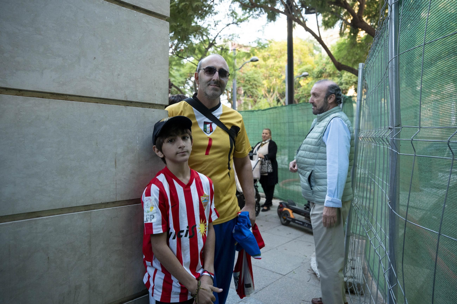 Las imágenes del encuentro con los aficionados de Monte y Bonini en el Paseo de Almería