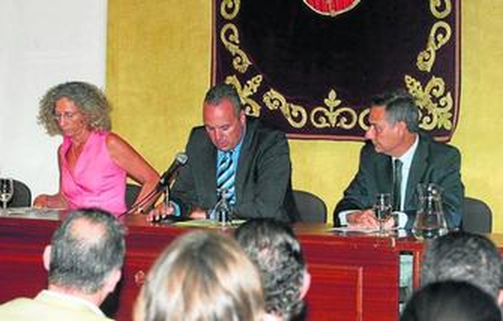 La arqueóloga Lourdes Roldán; el alcalde, Juan Carlos Ruiz Boix; y el director de refinería, Ramón Segura.