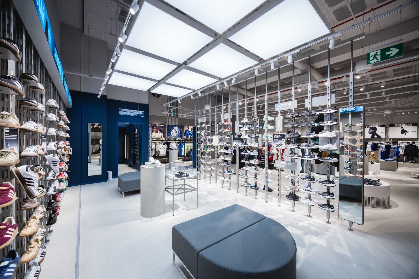 Interiores de la tienda Adidas en Holea.