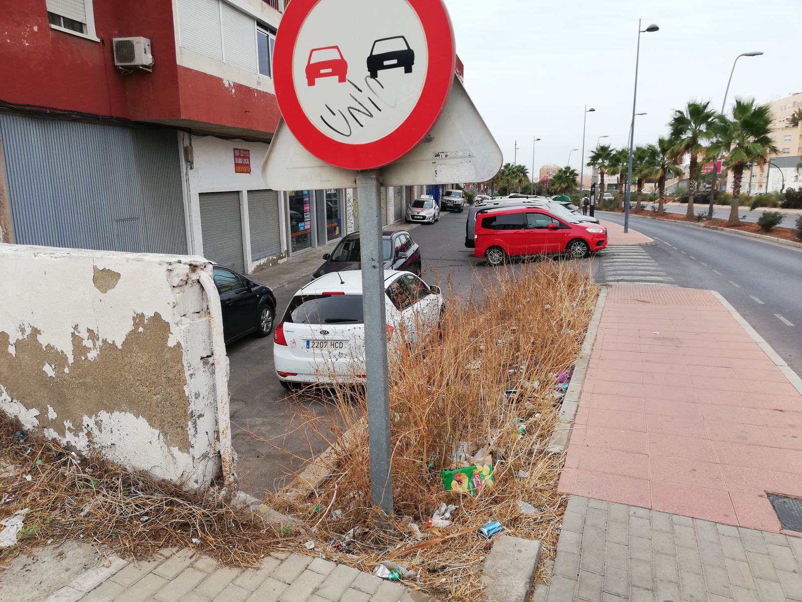 Basura acumulada alrededor del Hospital Torrecárdenas
