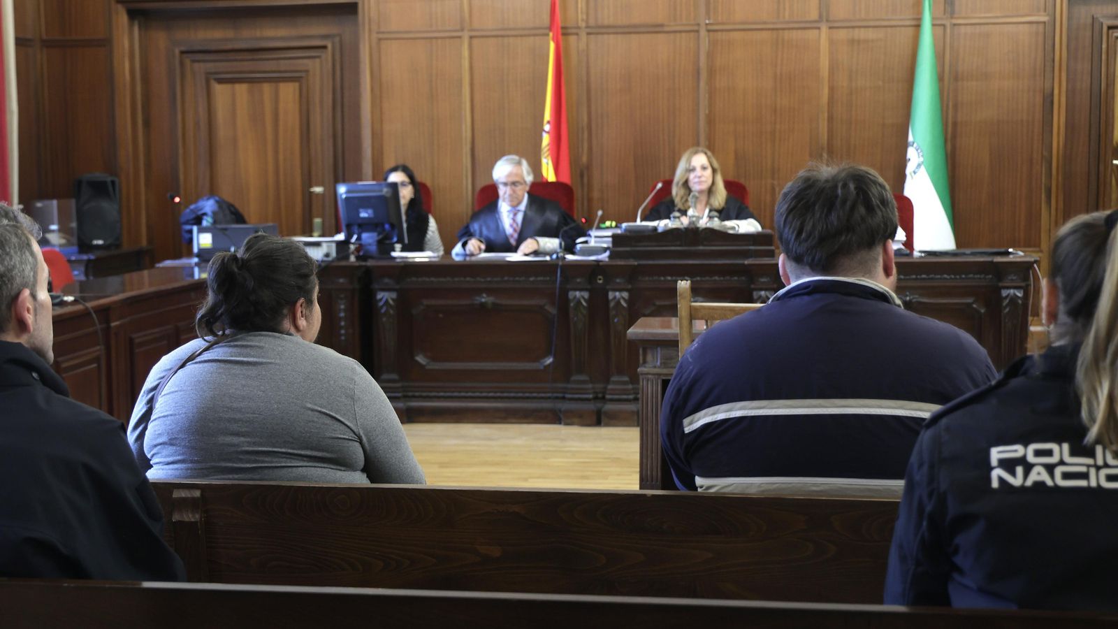 Los dos acusados, este lunes en el inicio del juicio con jurado por el asesinato de un hombre en Valencina.