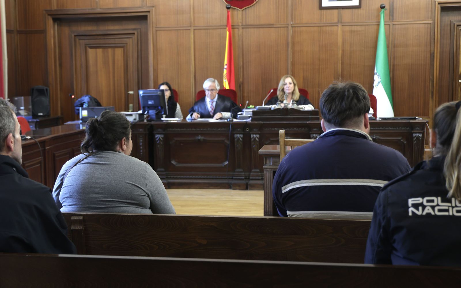 Marta M.D. y José Alejandro P.N., ante la presidenta del Tribunal del Jurado que está enjuiciando este caso.